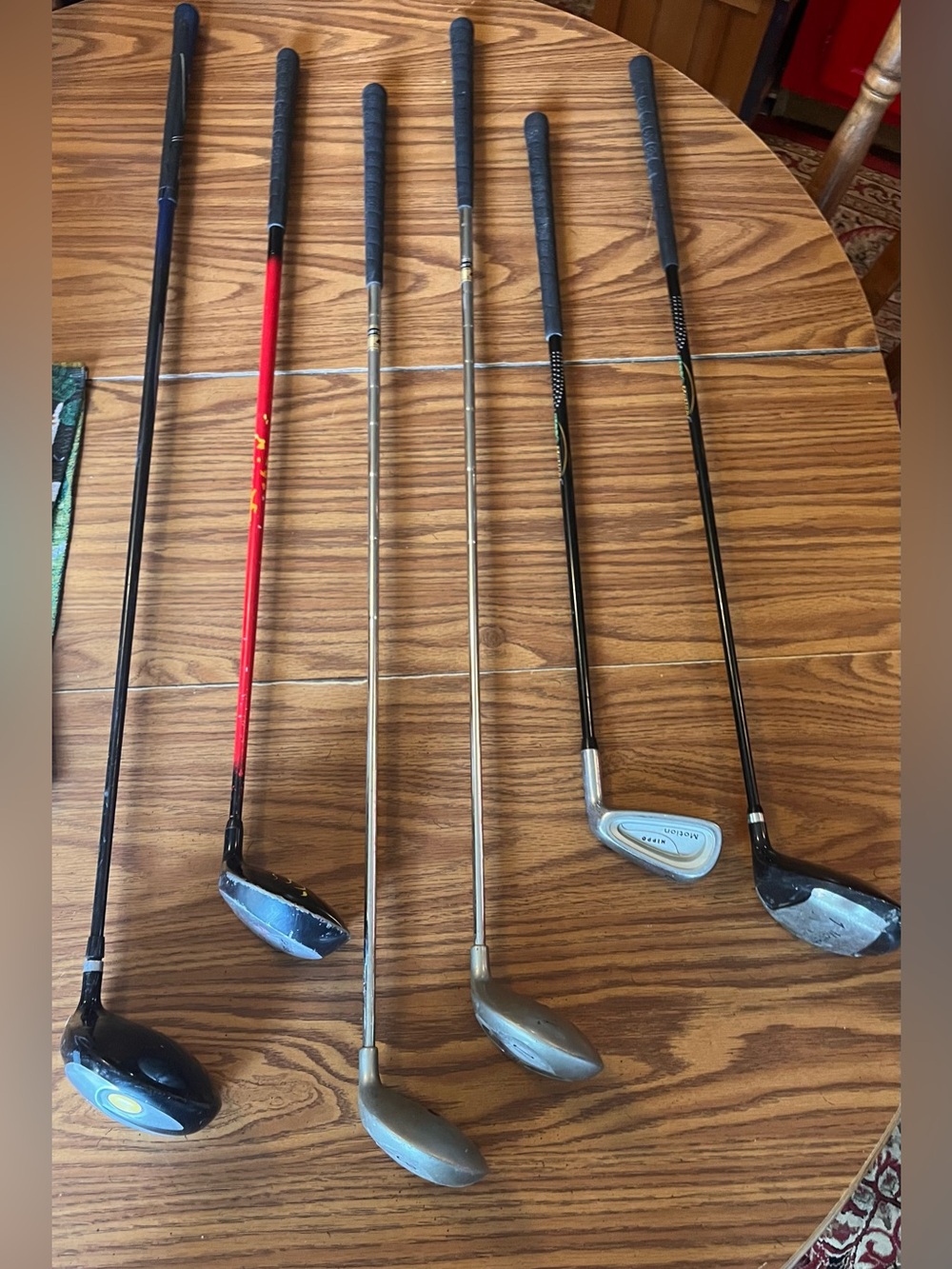 Set of 6 assorted youth golf clubs